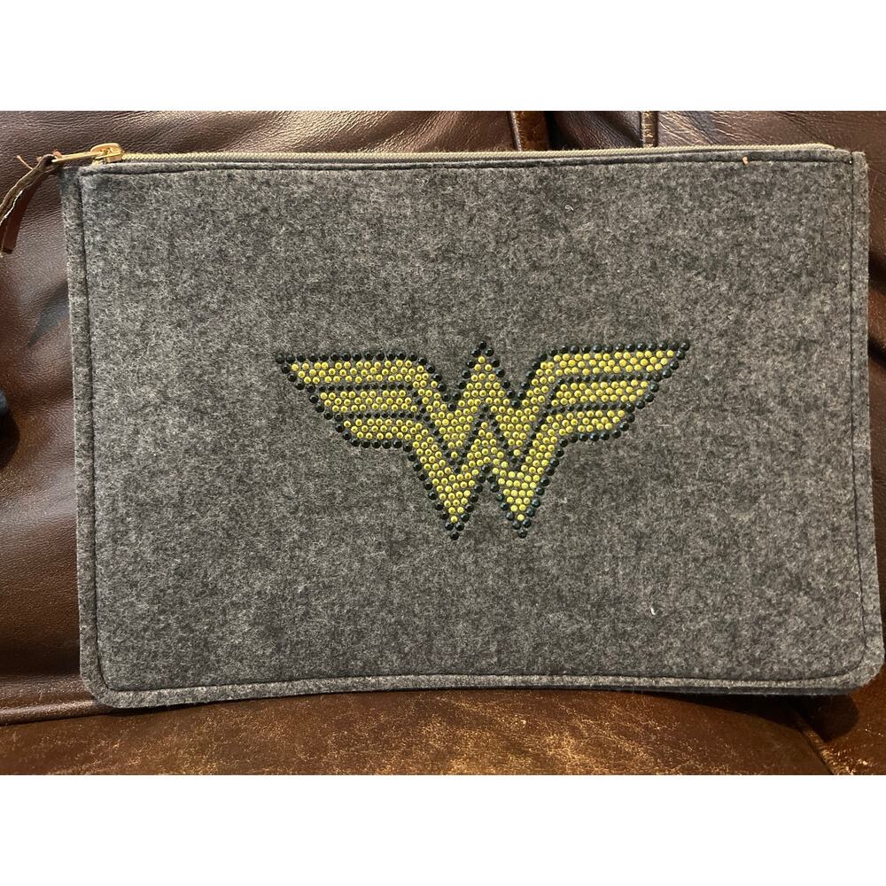 Wonder Woman Laptop Sleeve Gray Felt Zip Case DC Comics Portfolio Bag - Picture 2 of 4